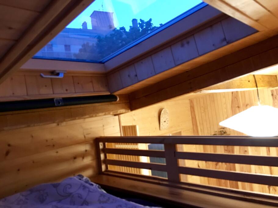 2 matelas au sol sur le mezzanine et sous le toit.