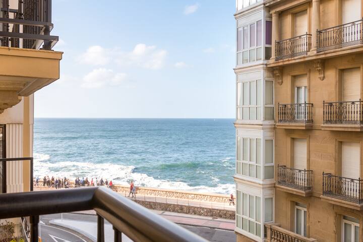 Spacious apartment, sea view, Old Town gallery image 4