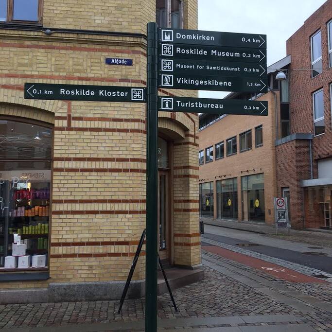 Downtown
- tæt på det hele -
her gågaden.