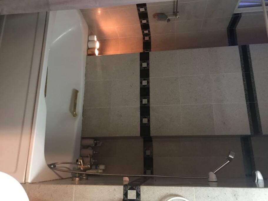 Private ensuite w tub