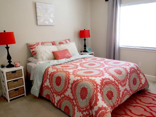 Clean & Bright Townhouse