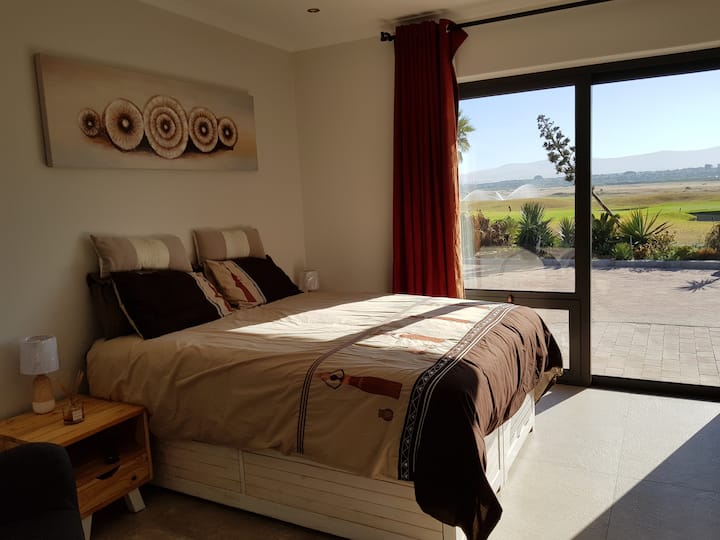 Chambre d'appartement avec vue sur le 10e trou du terrain de golf