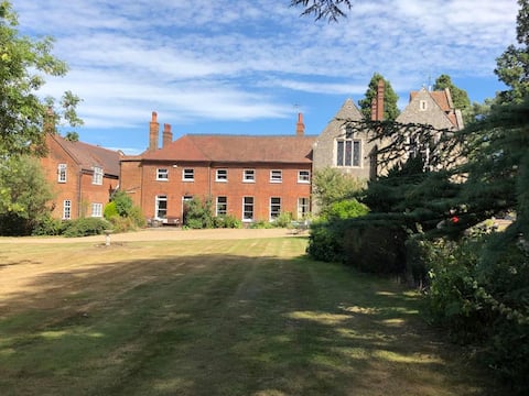 "Escape to The Country" Spacious, Historical Stay