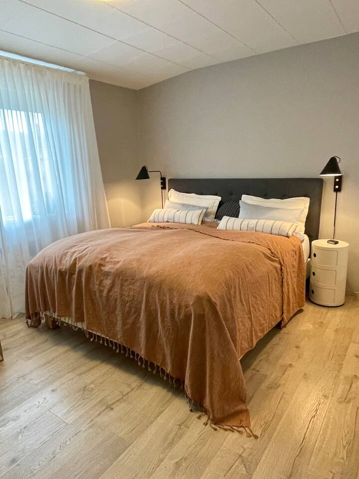 בחדר השינה הראשי יש מיטה זוגית נוחה ומרפסת