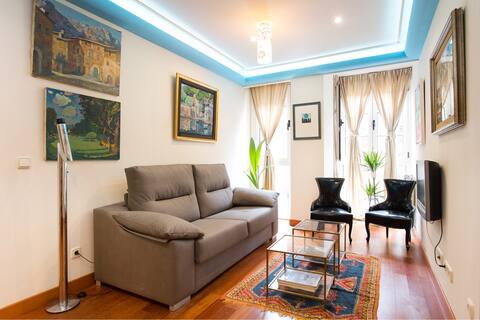 Art and comfort in the center. Pets check.