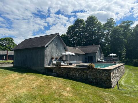 Cozy Pool House with Treehouse, Grill, & Game Barn