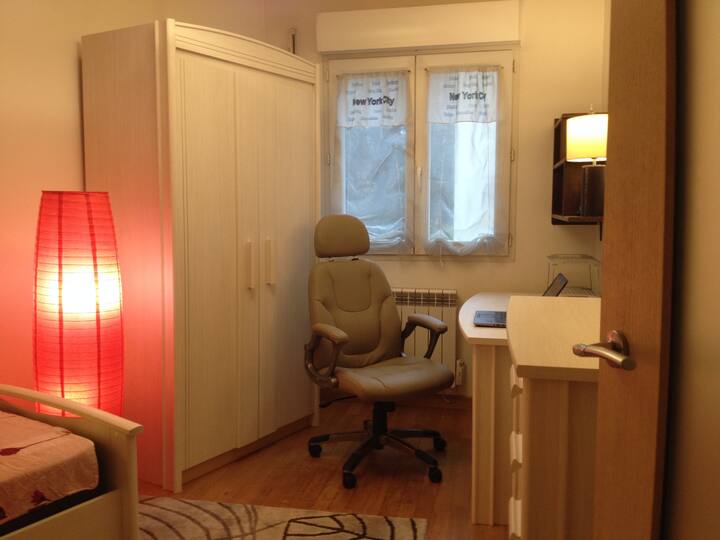 ห้องนอนพร้อมพื้นที่แขวนเสื้อผ้า