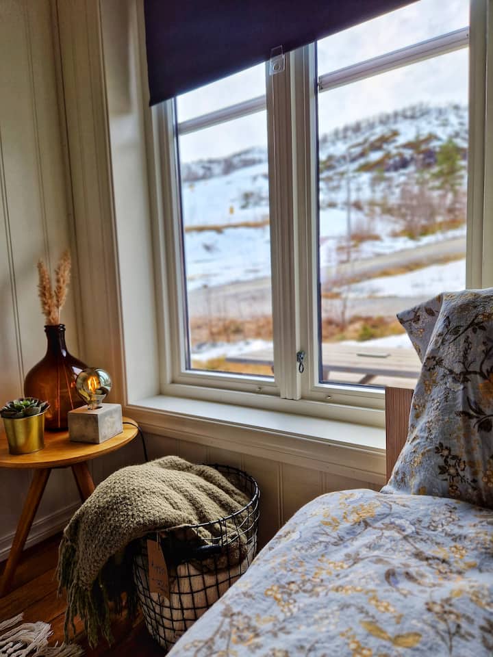 Საძინებელი 2 სართული - მყუდრო ორსართულიანი საწოლი მსუბუქი ბმულით და საკითხავი განათებით.
Საწოლის ზომა: 120 სმ ქვემოთ და 90 სმ ზემოთ. 
Სათხილამურო ტრასისა და მთების ხედი. 