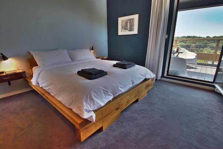 Bovenverdieping grote hoofdslaapkamer met linnen en katoenen lakens. Zeezicht en dakterras.