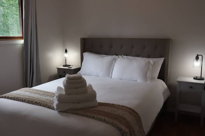 Chambre Queen 2 - la vue sur l'arrière-cour /les espaces verts vous donne l'impression d'être plus privée. Draps de bambou moelleux et serviettes de spa.