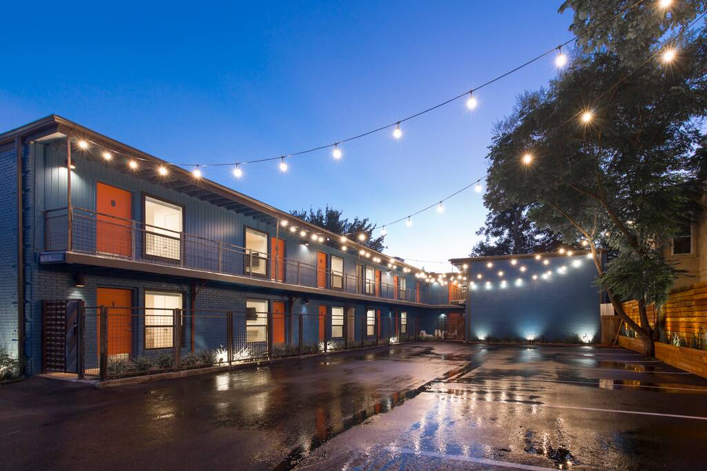 Airbnb ‘Señorita Sunset’ Large, Stylish Studio - Montrose