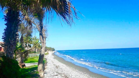 Cozy Holiday Beach house 30 steps from the beach