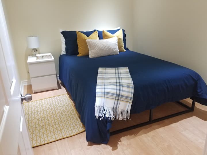 חדר שינה משני עם מיטת קווין סייז