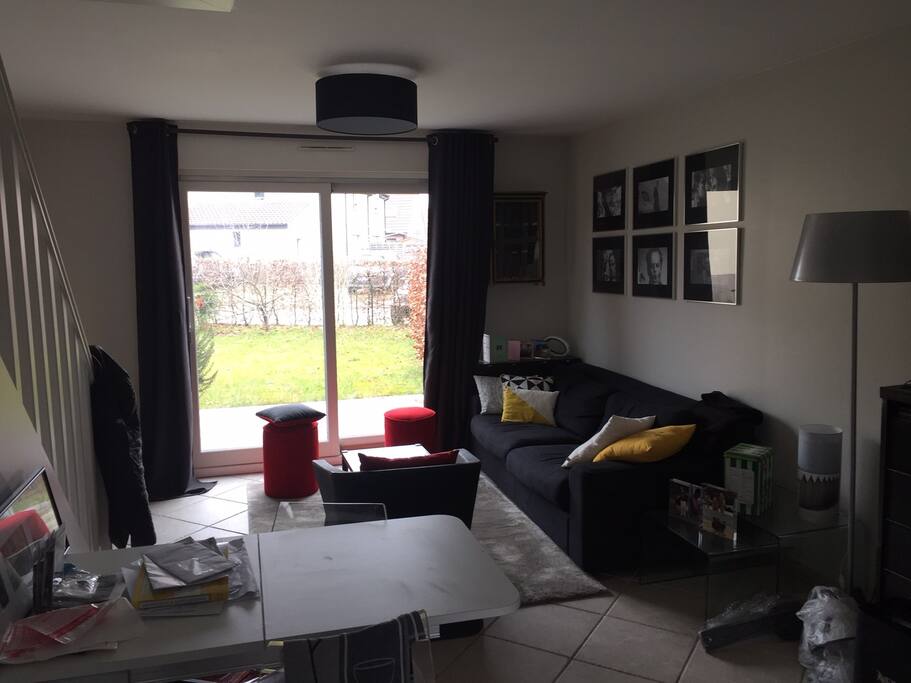 Grand séjour confortable donnant sur le jardin