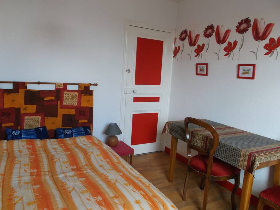 Chambre 1 accès salle d'eau