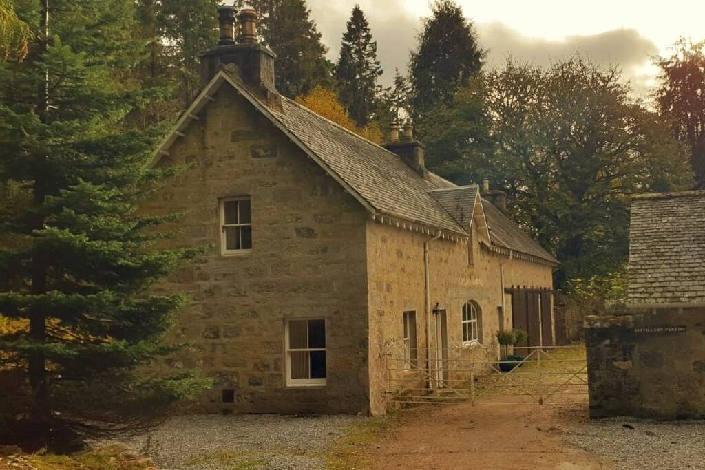 DISTILLERY COTTAGEself check in & enhanced clean Cottages for Rent