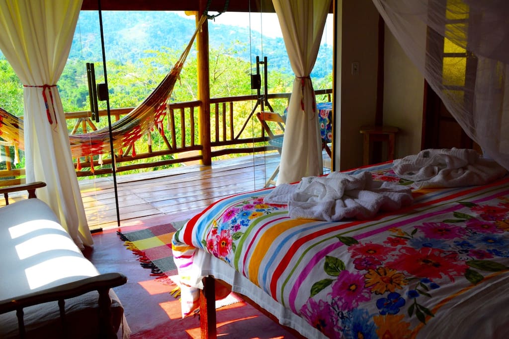 Chalé Amarelo- o quarto. Yellow Cottage- the room.