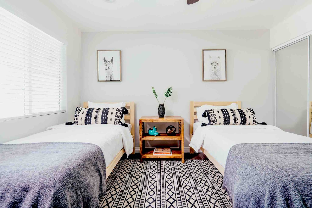 חדר לאמה. שתי מיטות זוגיות XL. 