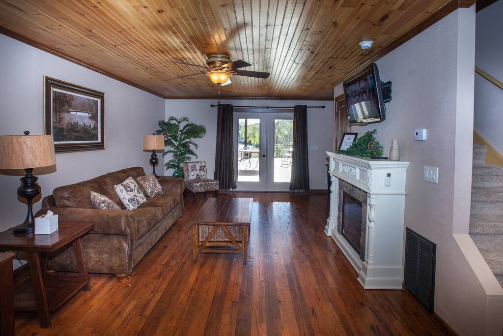 Living Room w/ sleeper Sofa