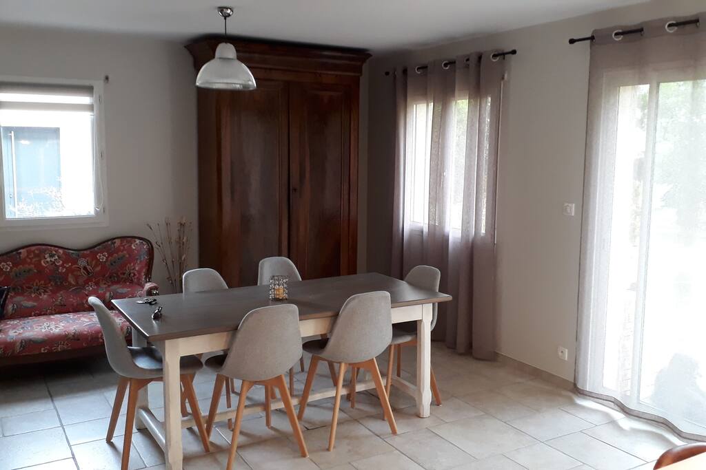 Salle à manger plein sud donnant sur terrasse et jardin