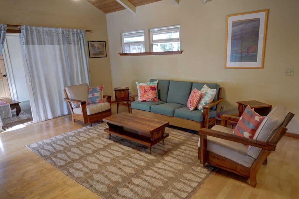 Cute, vintage Hawaiian living room!