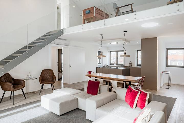 Spectacular 4 Bedroom Apt in the Heart of Oporto gallery image 3