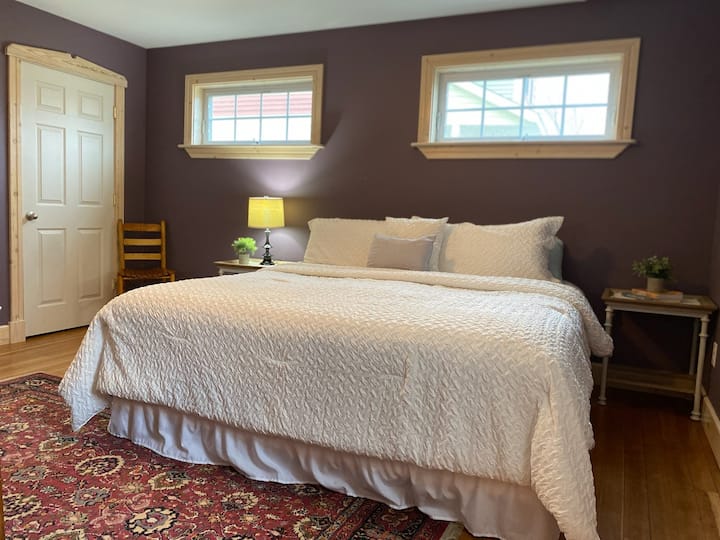 חדר שינה מס '1
מיטת קינג
ארון שידה

חדר רחצה ושירותים עם מקלחת