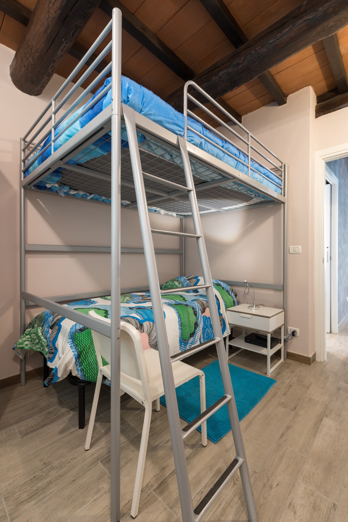 Chumba: kitanda cha ghorofa kilicho na vitanda 2 juu, kitanda kimoja na uwezekano wa kuongeza kitanda kimoja chini