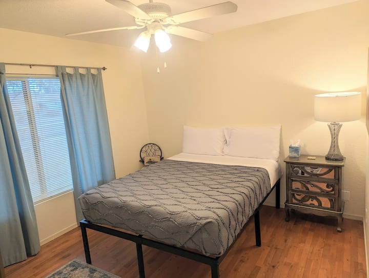 تحتوي غرفة النوم 2 على إطار سرير ومراتب بحجم كوين جديد تمامًا. 