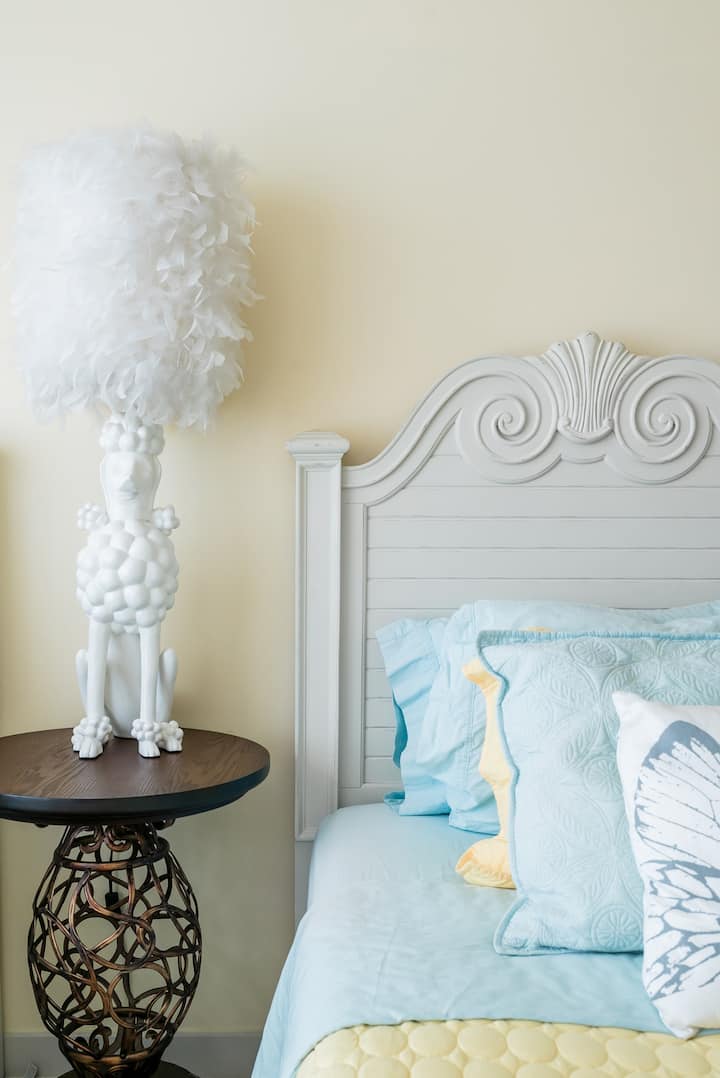 מנורת פודל היא תכונה בולטת. חדר הכיף לילדים בתוך כולנו.