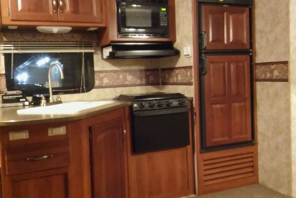 Sink, Stove, Microwave, Fridge/freezer, Small BBQ grill outside!
