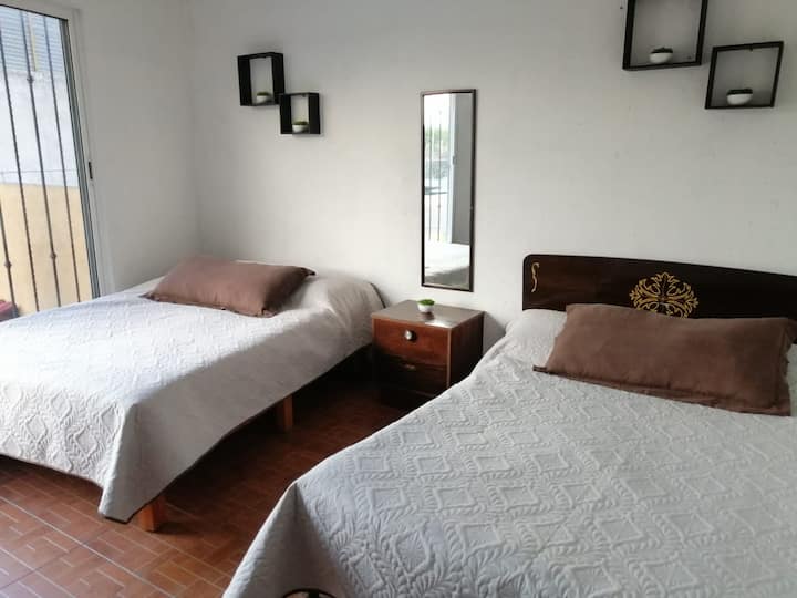 4. spavaća soba.  Ima 2 bračna kreveta.  Ventilator s daljinskim upravljačem.