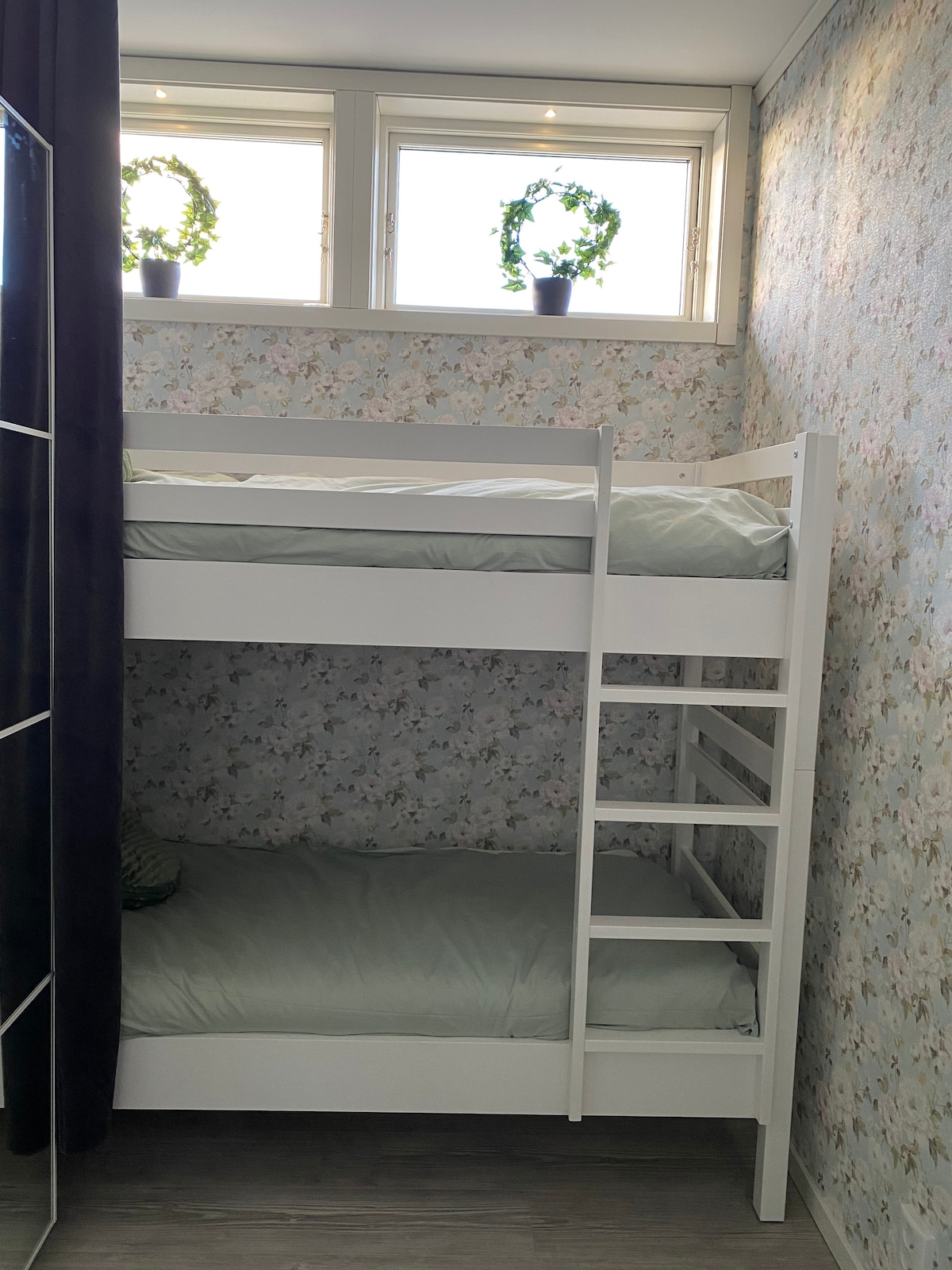 Patrová posteľ pre dvoch 
Nachádza sa tu aj detská postieľka. 