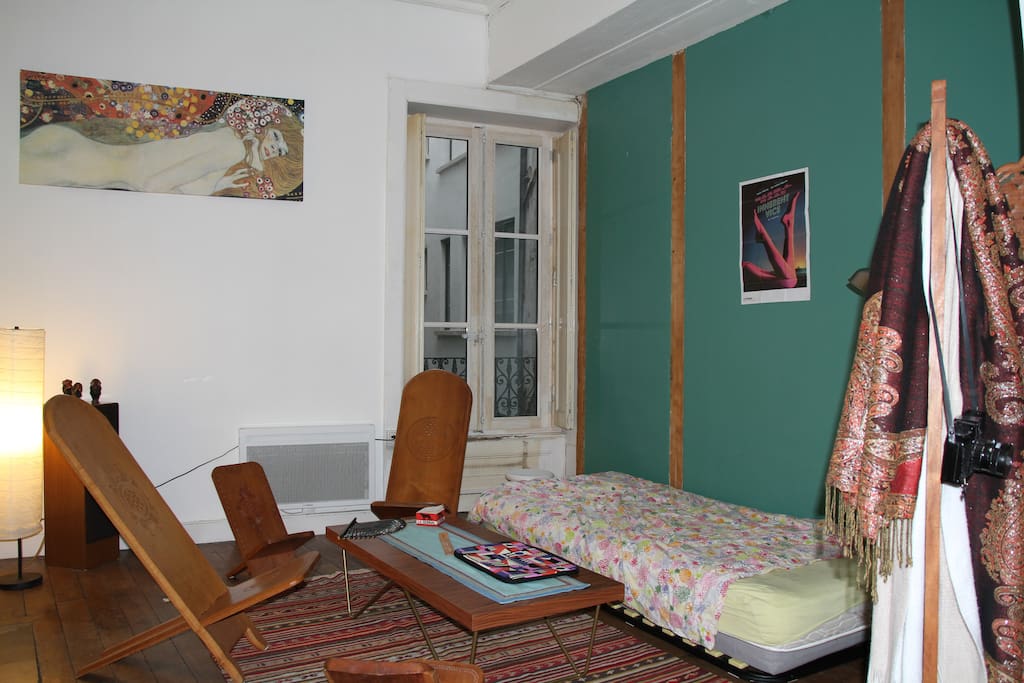 Salon avec lit simple/canapé /
Living room with a single bed/couch