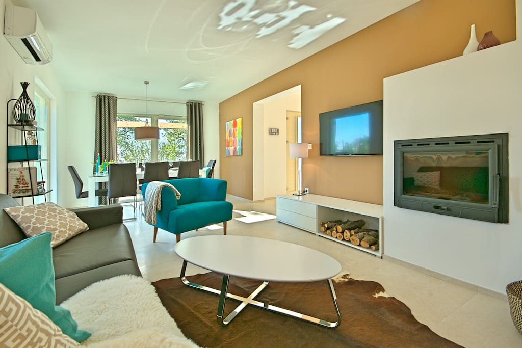 Wohn-Esszimmer mit Kamin