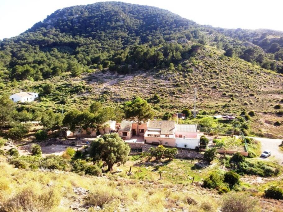 La casa está en plena naturaleza y a 2 Km de la playa