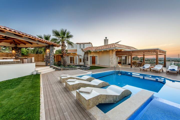 Villa Belle Helene, 4 bedrooms, pool, Jacuzzi gallery image 3