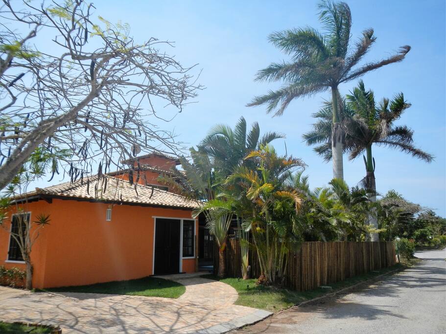 house with large driveway