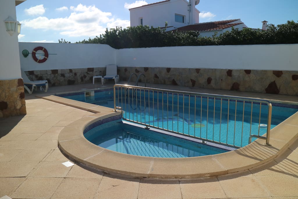 Private swimming pool in the villa. // Piscina privada en el chalet.