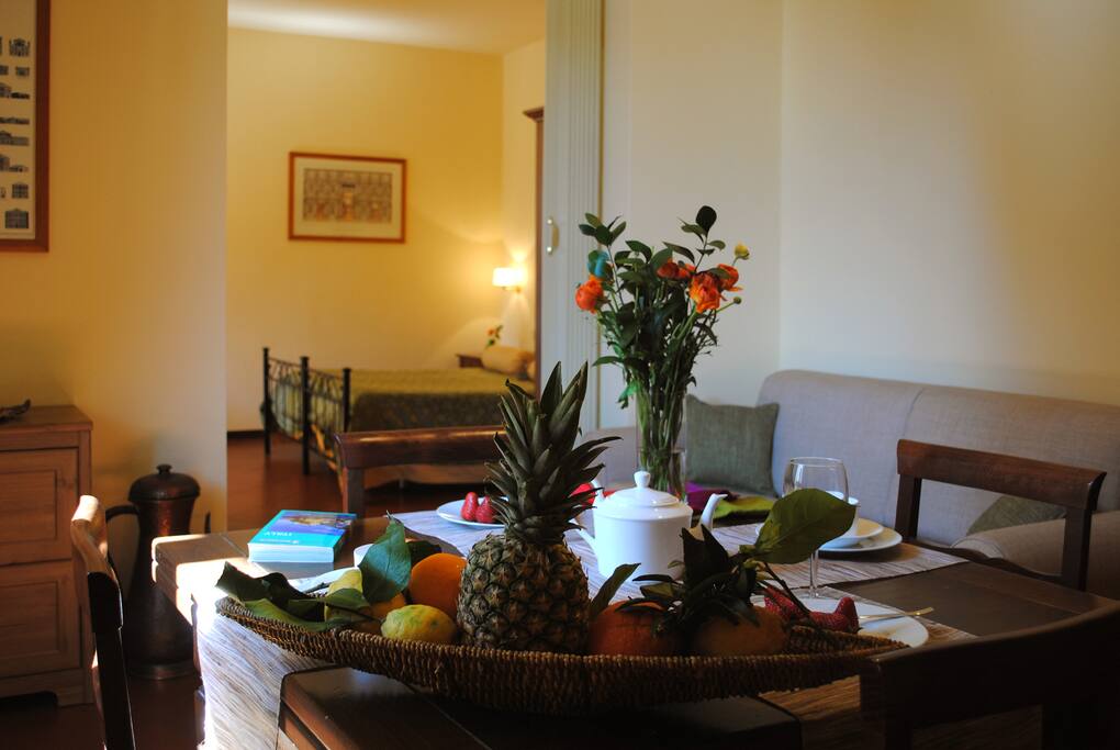 Angolo pranzo all'interno del soggiorno
