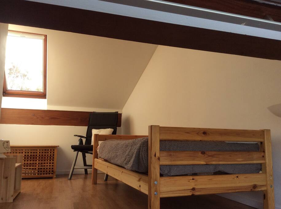 chambre lumineuse avec velux, vue sur la ville sans vis a vis.