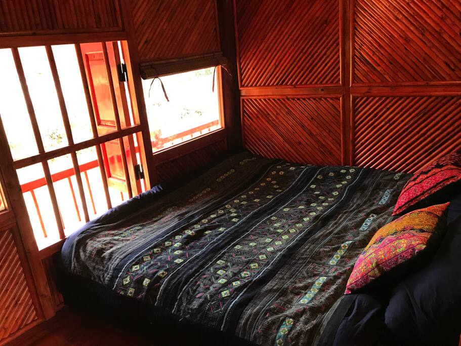 Cozy private bedroom (upstairs)