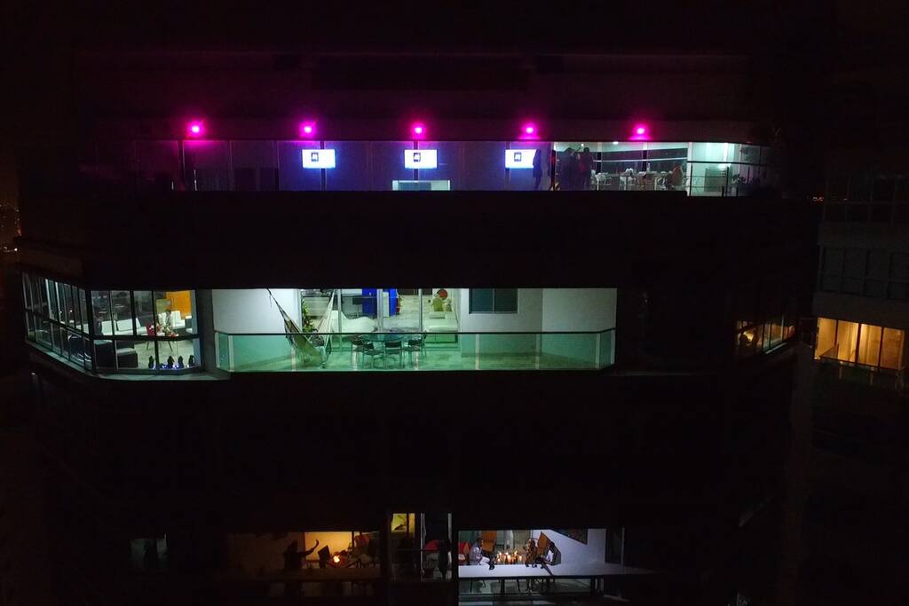 Foto aérea, el penthouse es duplex arriba zona social privada con sonido y tres televisores pa ver videos desde el jacuzzy o la piscina