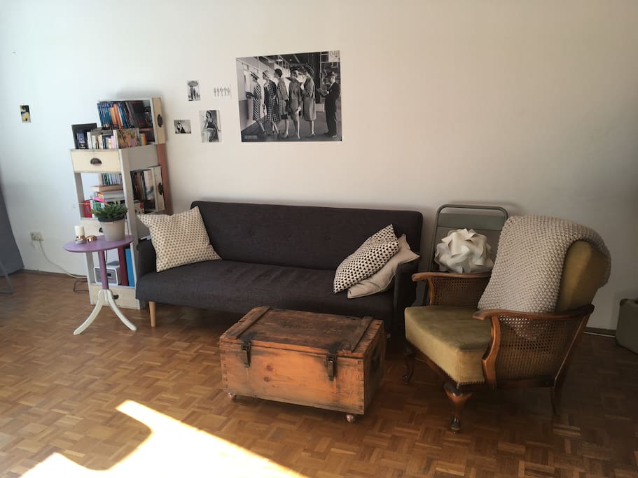 Wohnzimmer mit ausklappbarer Schlafcouch