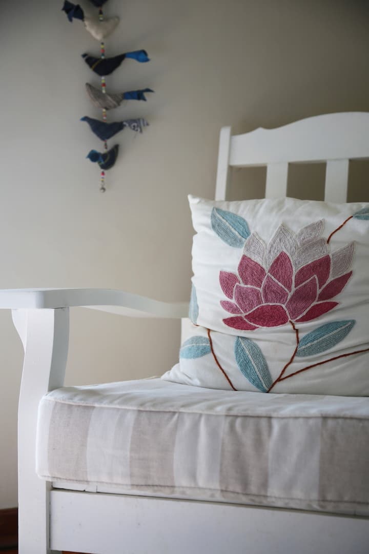 Kiti cha mkono katika chumba cha kulala cha bwana.