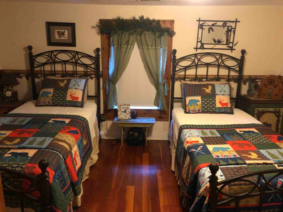 غرفة أشجار الصنوبر في الطابق العلوي بسريرين توأمين