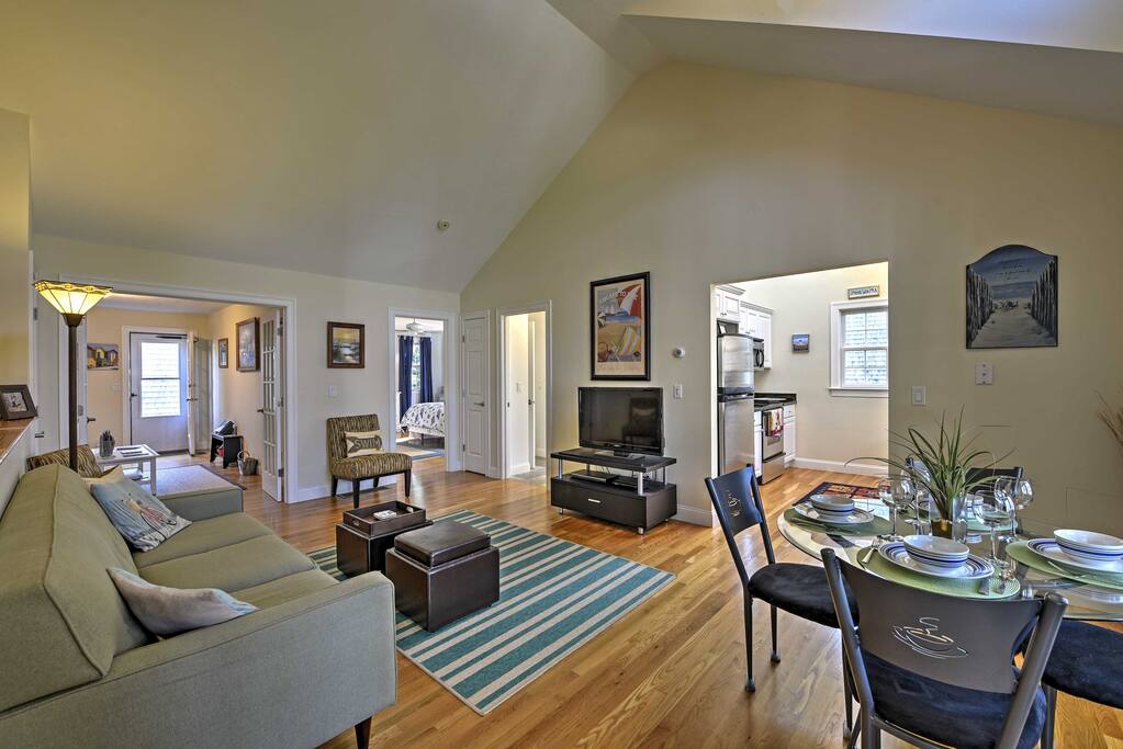 The open-concept layout makes it easy for you to visit with your companions.