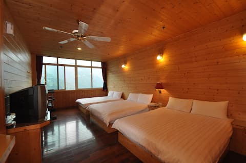 It is only a 3-minute drive, a window-shaped six-person room, full fir wood decoration allows you to