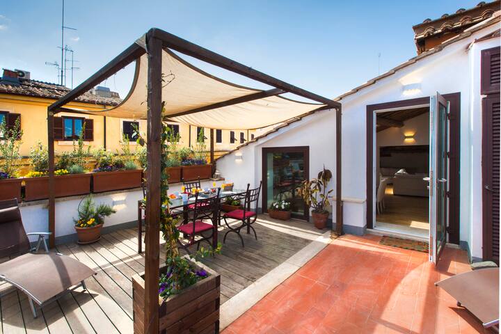 Piazza Navona 2BR, 2BA Penthouse-Beautiful Terrace gallery image 4
