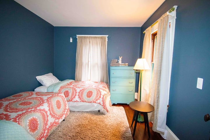 ห้องนอน #3 มีเตียงแฝดสองเตียงและตู้เสื้อผ้า
